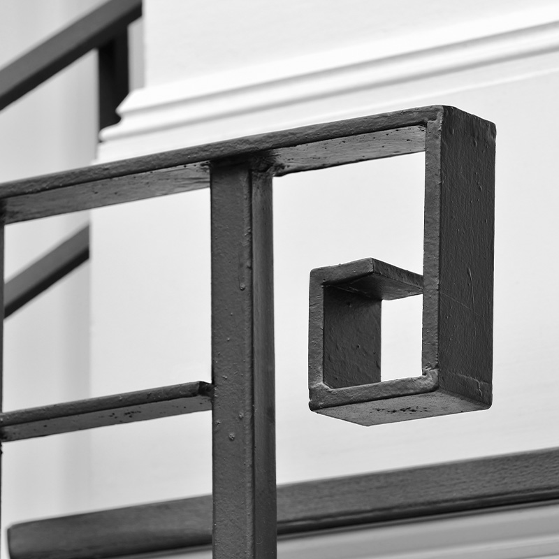 Dettaglio scala squadrato in ferro battuto